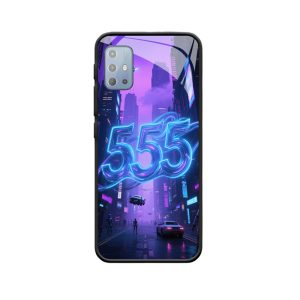 Moto G20 en Engelgetallen 555 op de cyberpunk straat